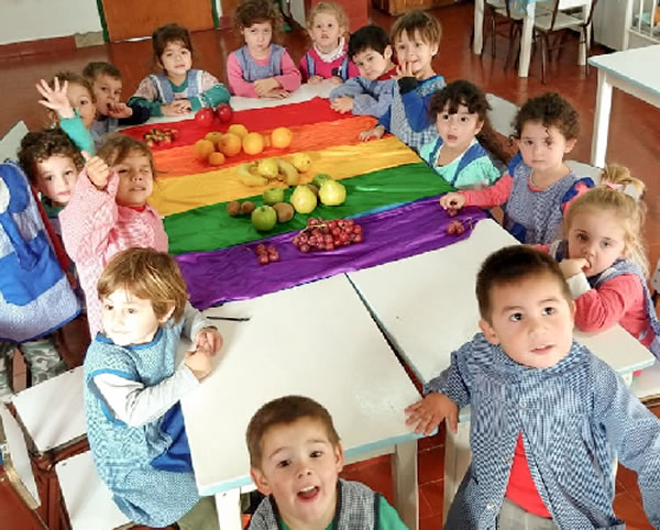 50000 estudiantes hablando de frutas en la escuela